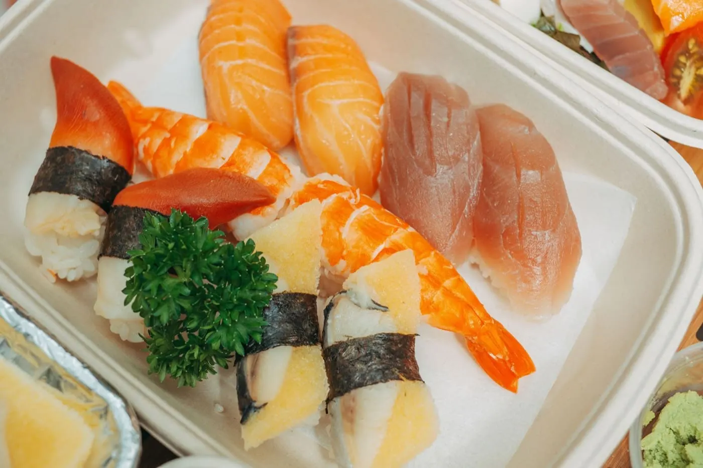 Le mani che preparano il nigiri