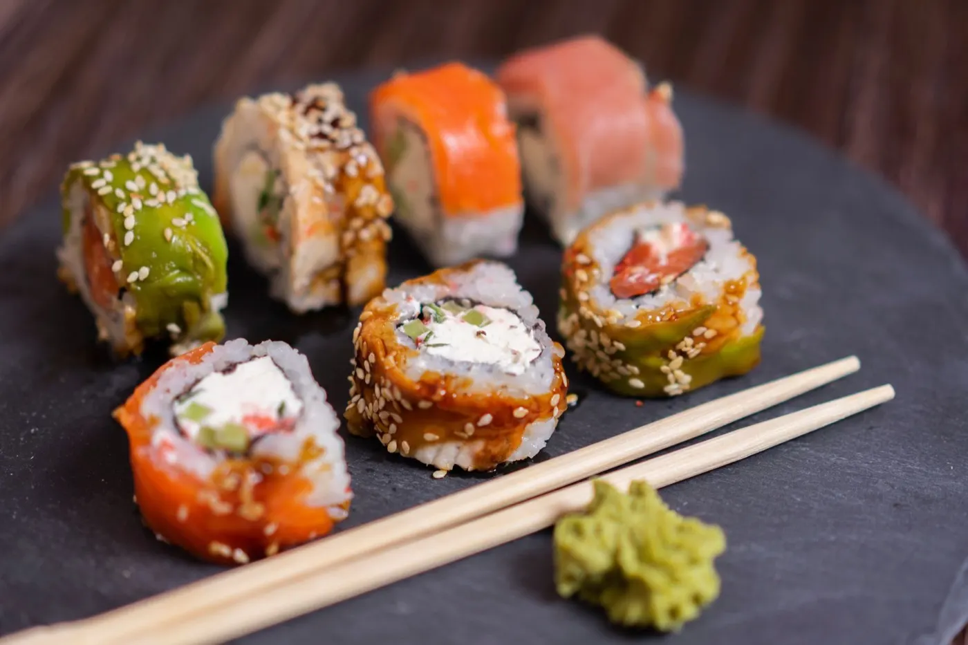 Sushi sul tagliere di legno